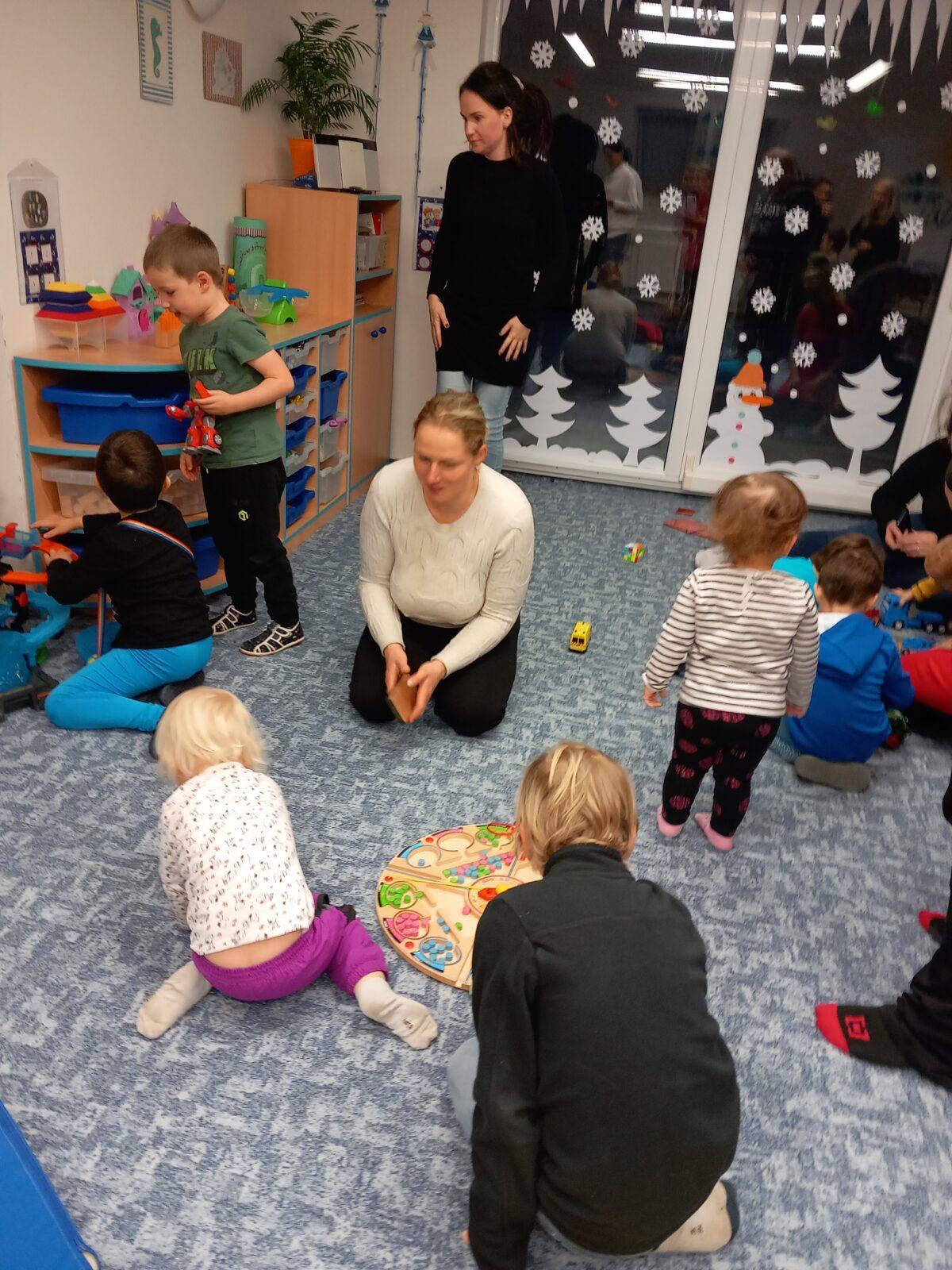 Vánoční setkání s rodiči - společné tvoření, hledání vánočního pokladu, zpívání koled, ochutnávka cukroví a punče... - 30