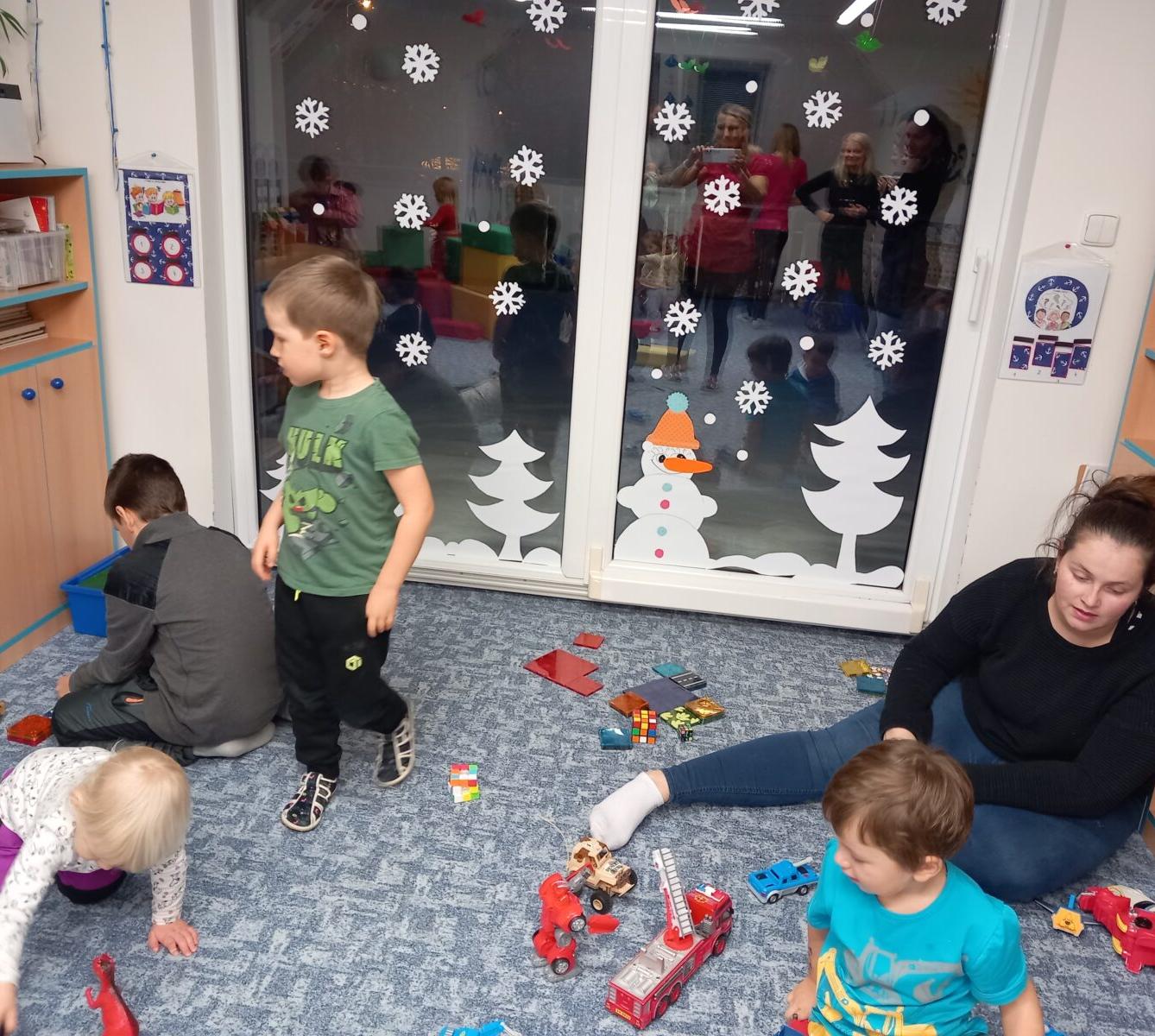 Vánoční setkání s rodiči - společné tvoření, hledání vánočního pokladu, zpívání koled, ochutnávka cukroví a punče... - 31