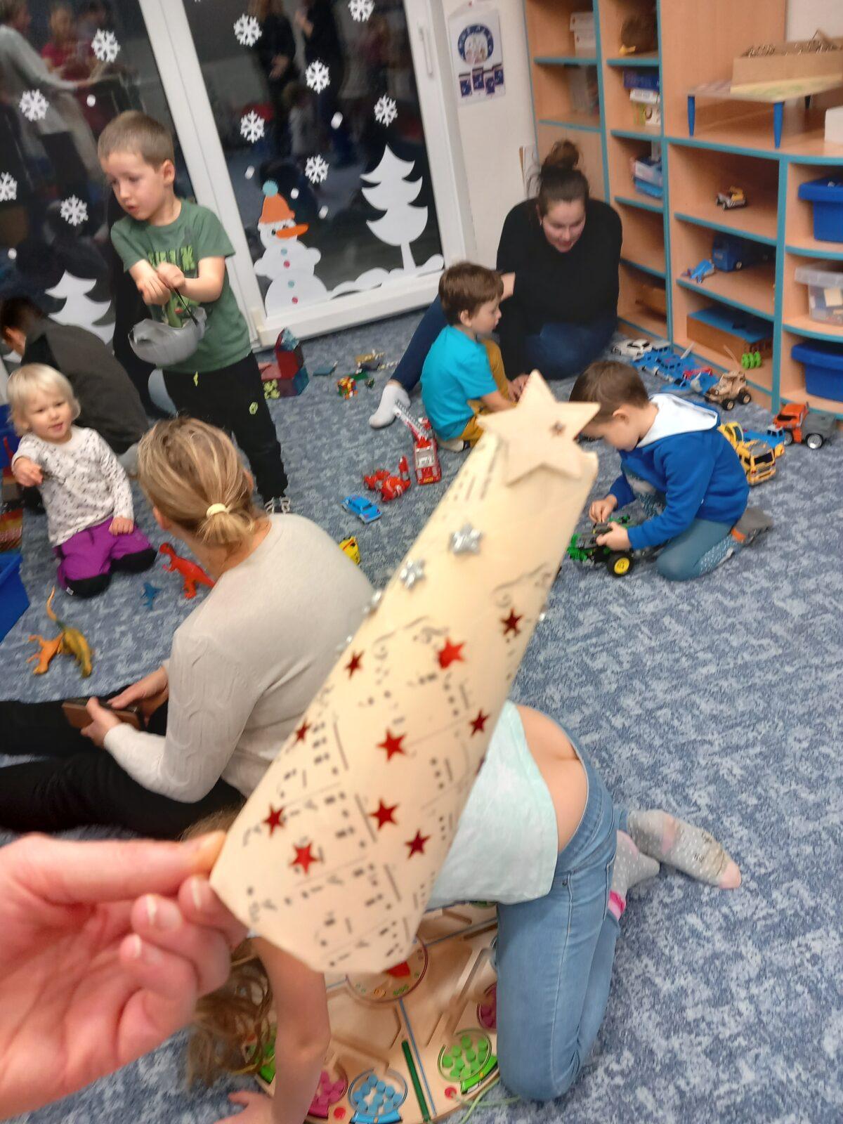 Vánoční setkání s rodiči - společné tvoření, hledání vánočního pokladu, zpívání koled, ochutnávka cukroví a punče... - 32