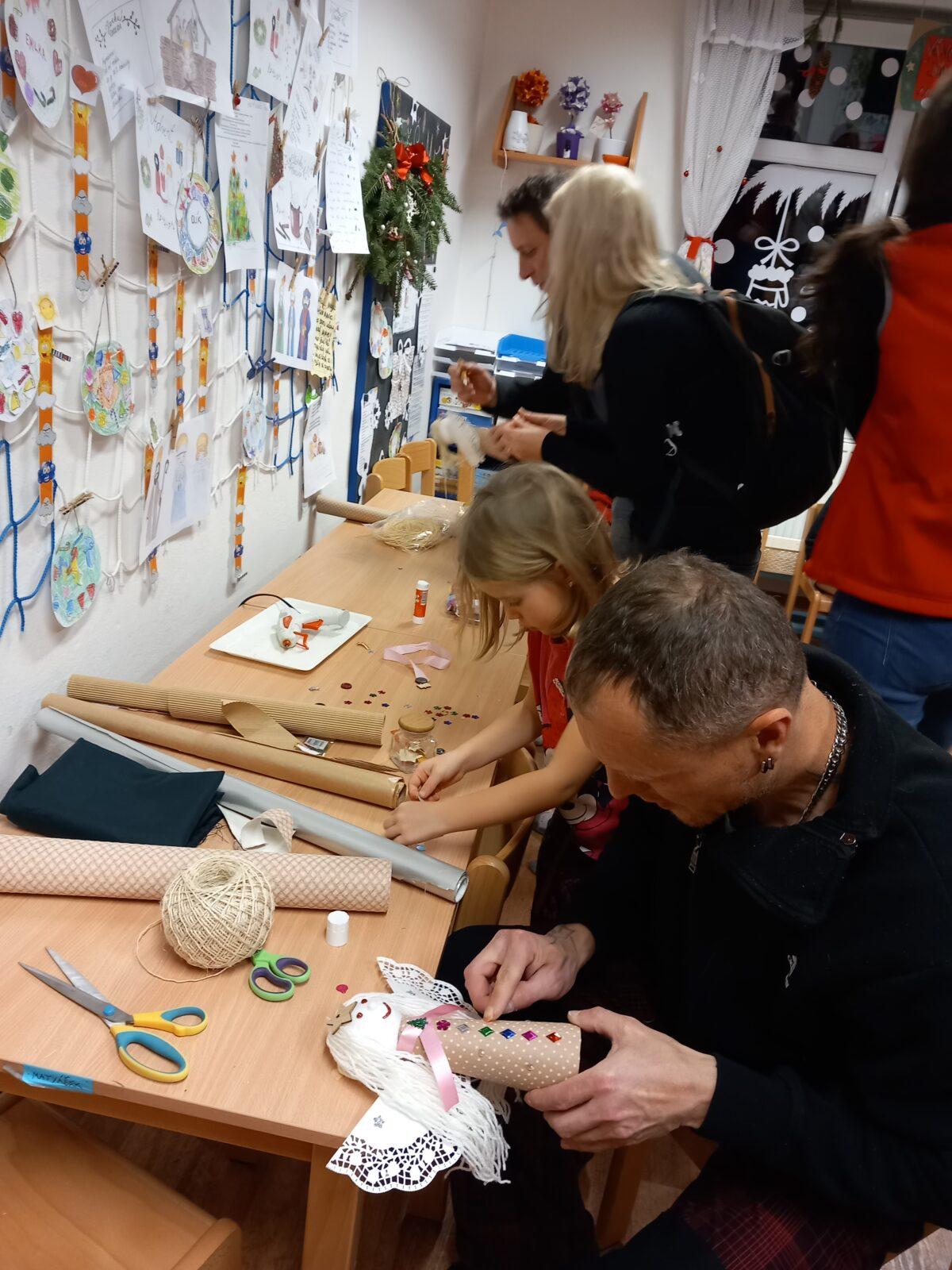 Vánoční setkání s rodiči - společné tvoření, hledání vánočního pokladu, zpívání koled, ochutnávka cukroví a punče... - 39