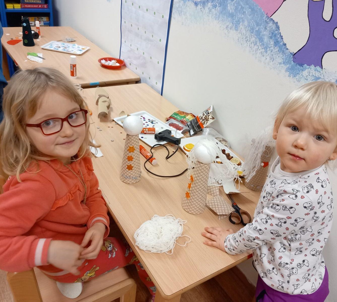 Vánoční setkání s rodiči - společné tvoření, hledání vánočního pokladu, zpívání koled, ochutnávka cukroví a punče... - 40