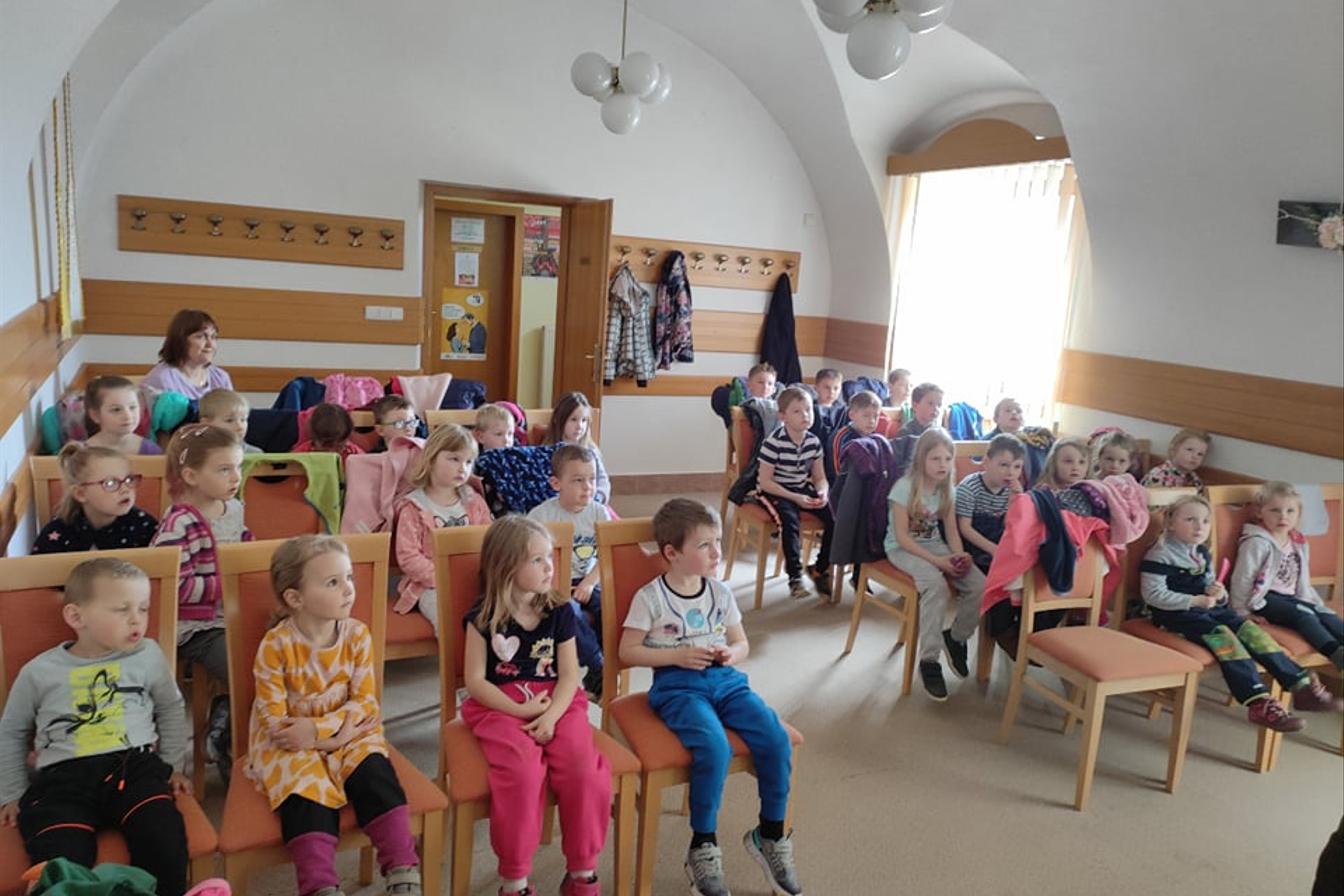 Přednáška p. Kubasy a návštěva hřiště