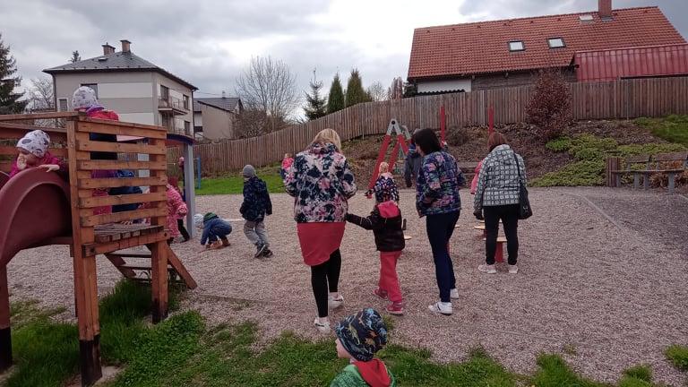 Přednáška p. Kubasy a návštěva hřiště - 12