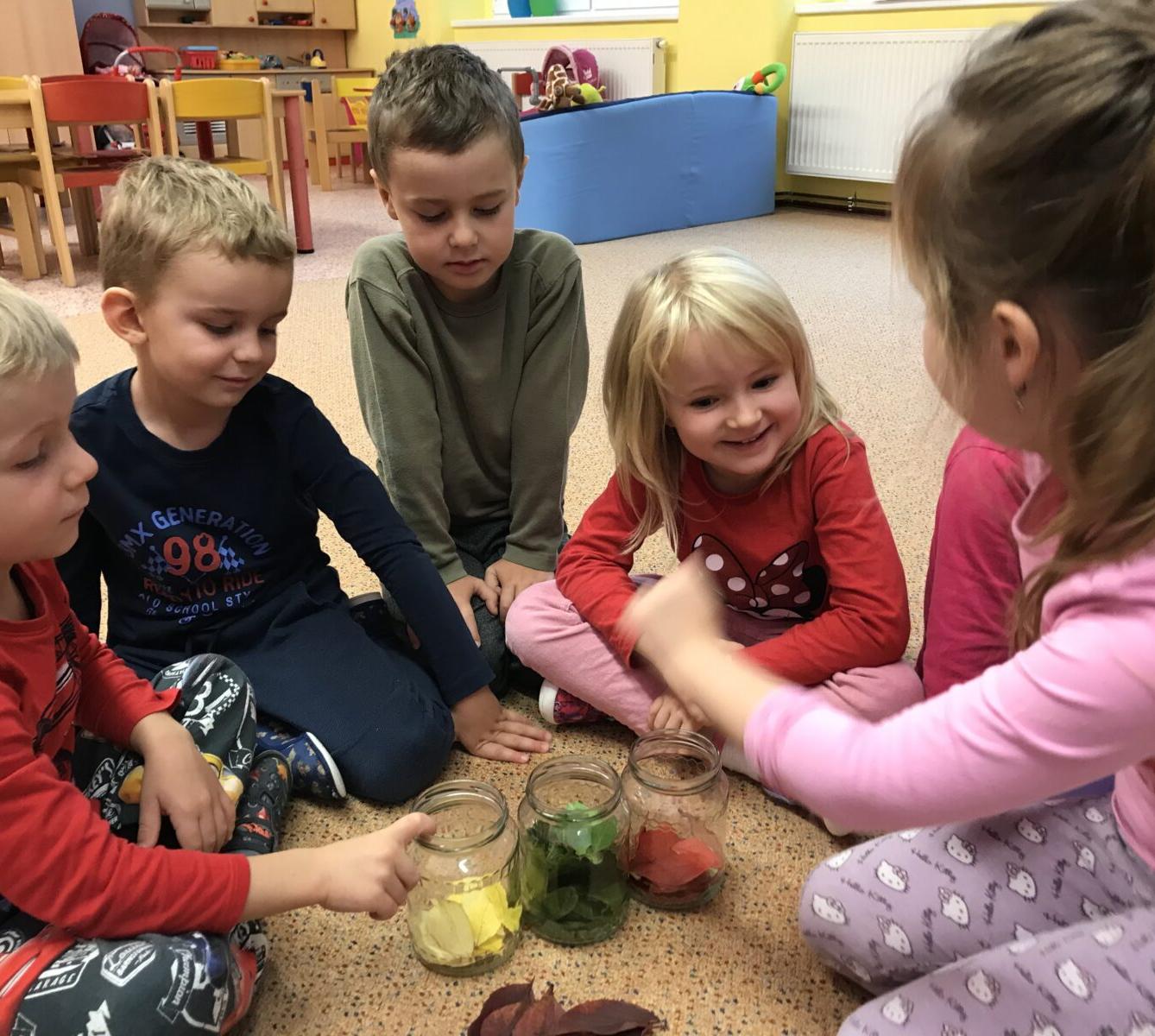 TVOŘENÍČKO: ,,LISTÍ ŽLOUTNE, POLETUJE" - 23