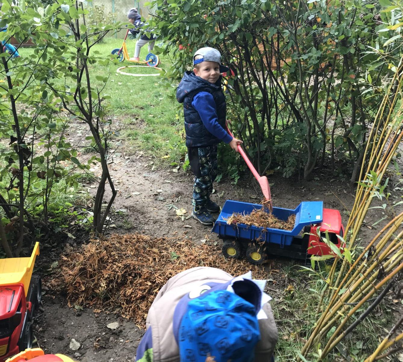 TVOŘENÍČKO: ,,LISTÍ ŽLOUTNE, POLETUJE" - 24