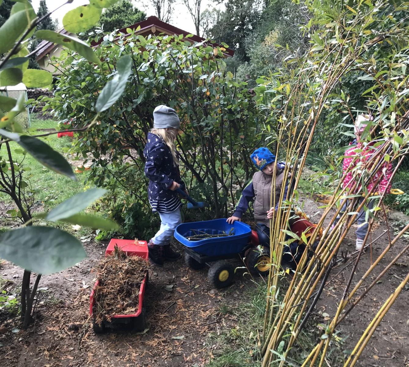 TVOŘENÍČKO: ,,LISTÍ ŽLOUTNE, POLETUJE" - 25