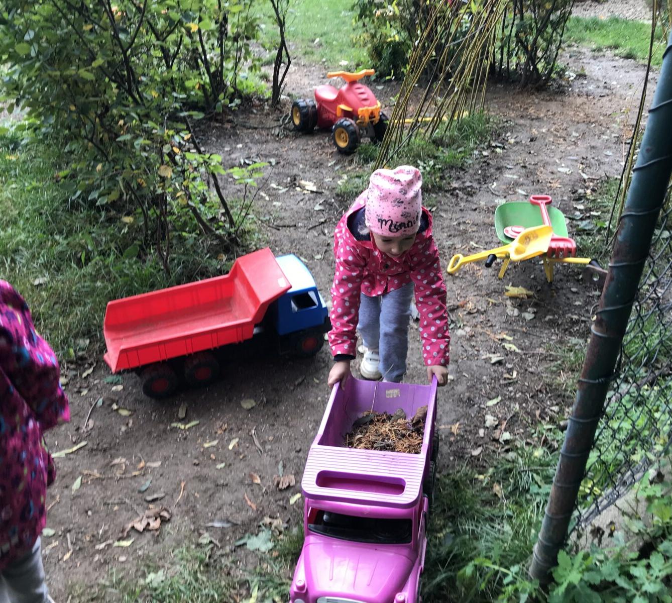 TVOŘENÍČKO: ,,LISTÍ ŽLOUTNE, POLETUJE" - 26