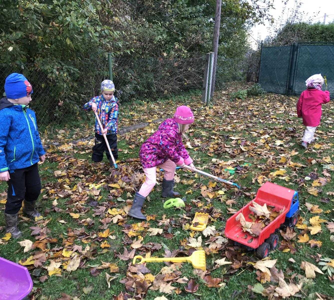 TVOŘENÍČKO: ,,LISTÍ ŽLOUTNE, POLETUJE" - 32