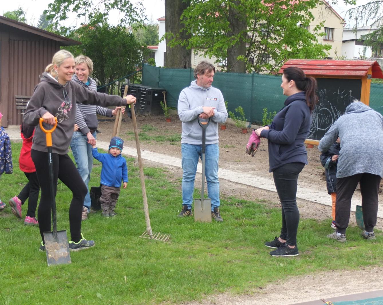 Sázení keříků s rodiči - 12