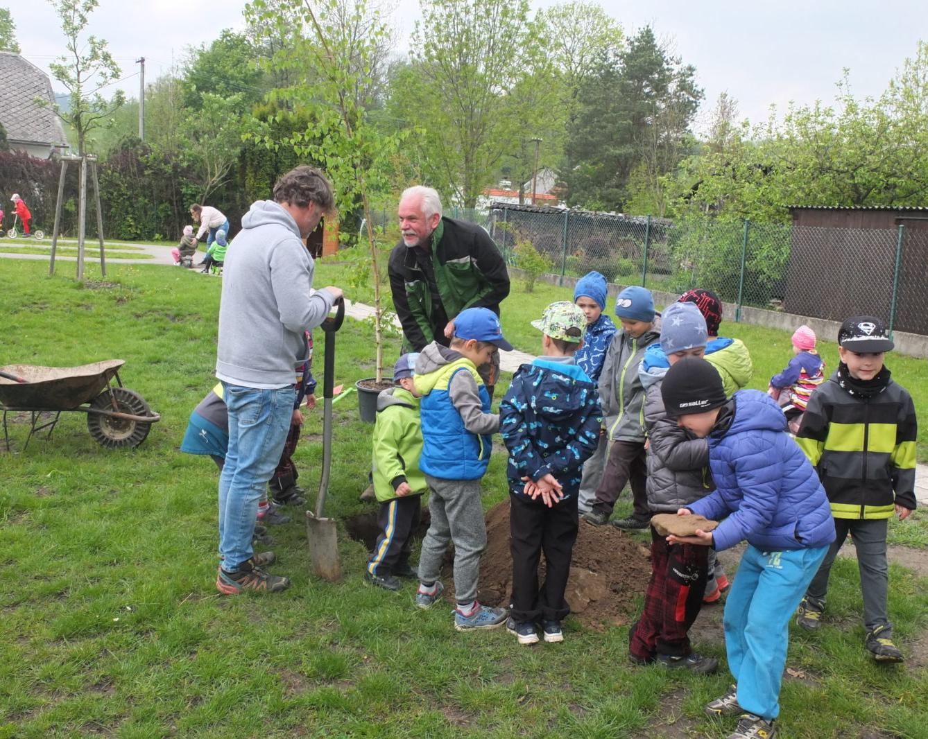 Sázení keříků s rodiči - 15