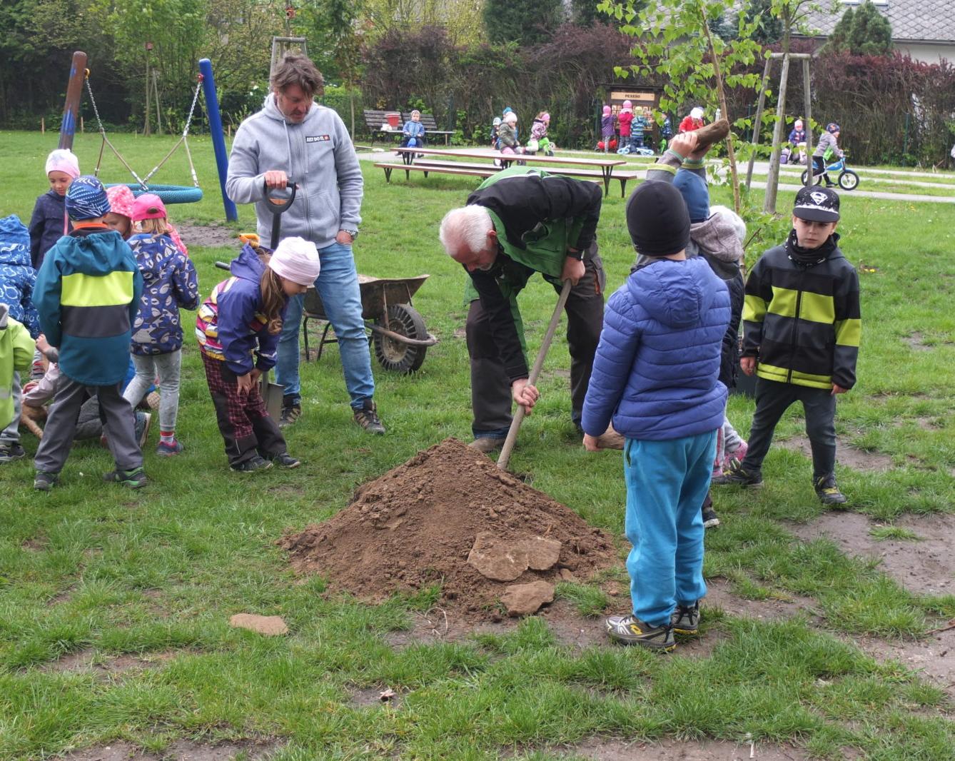 Sázení keříků s rodiči - 20