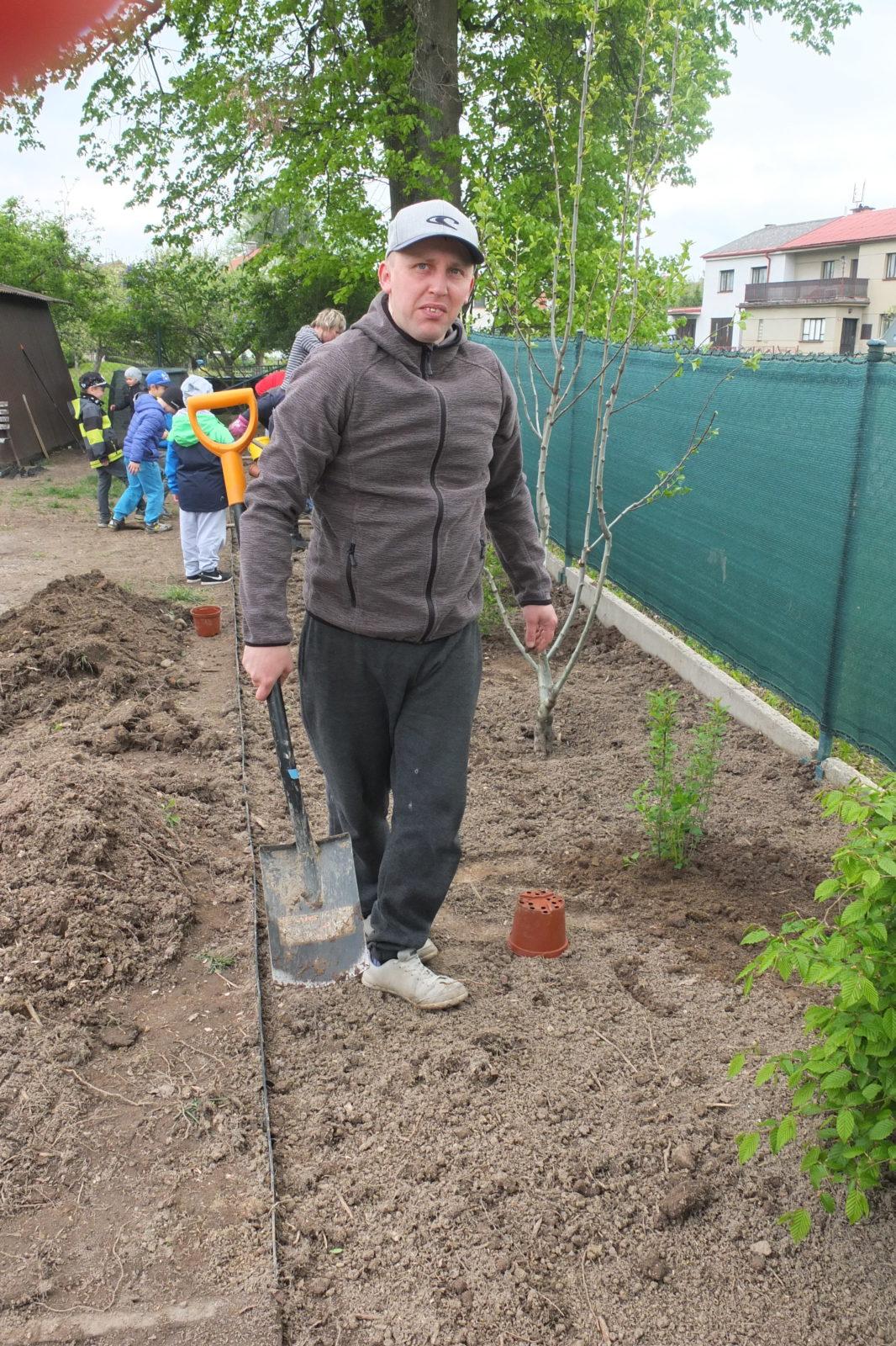 Sázení keříků s rodiči - 28