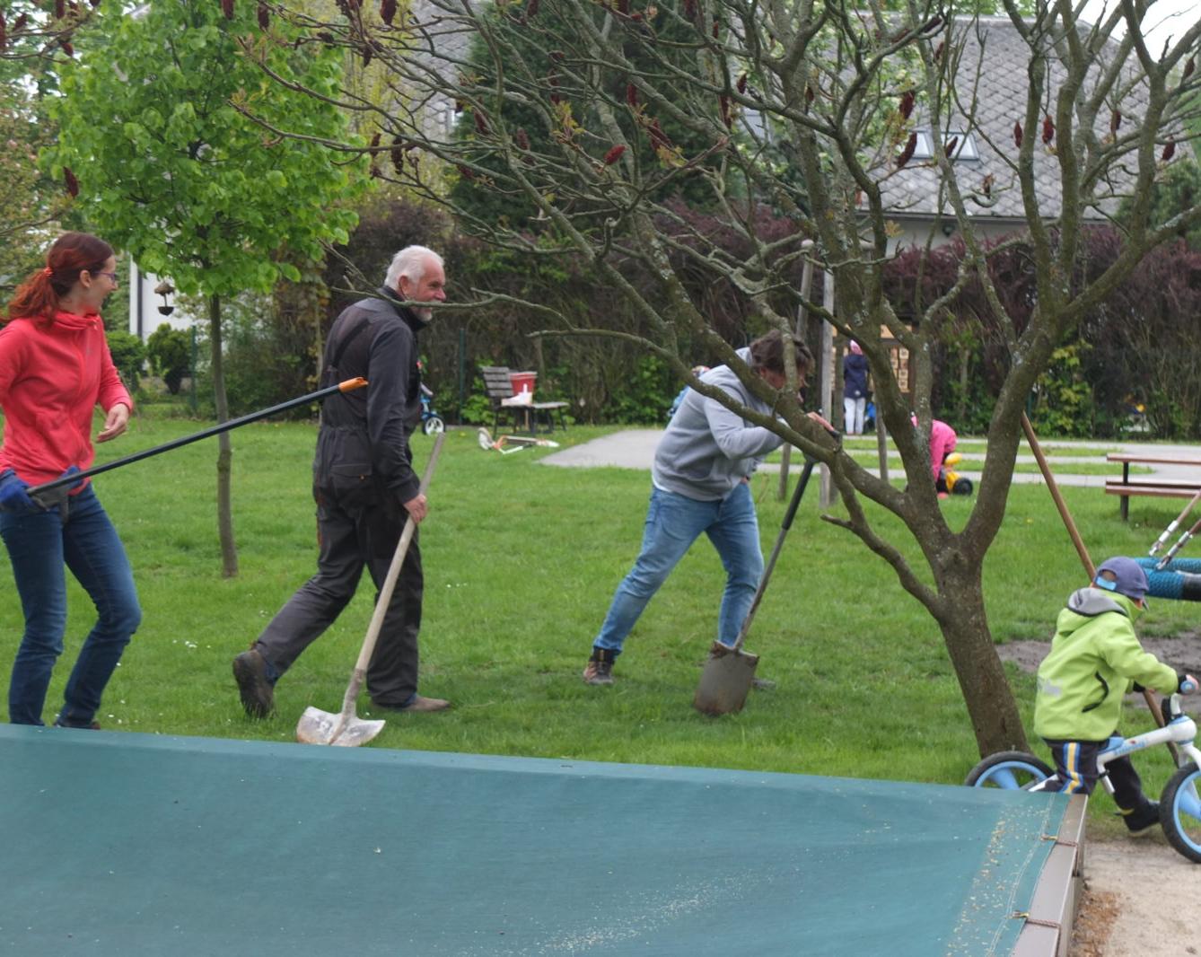 Sázení keříků s rodiči - 30