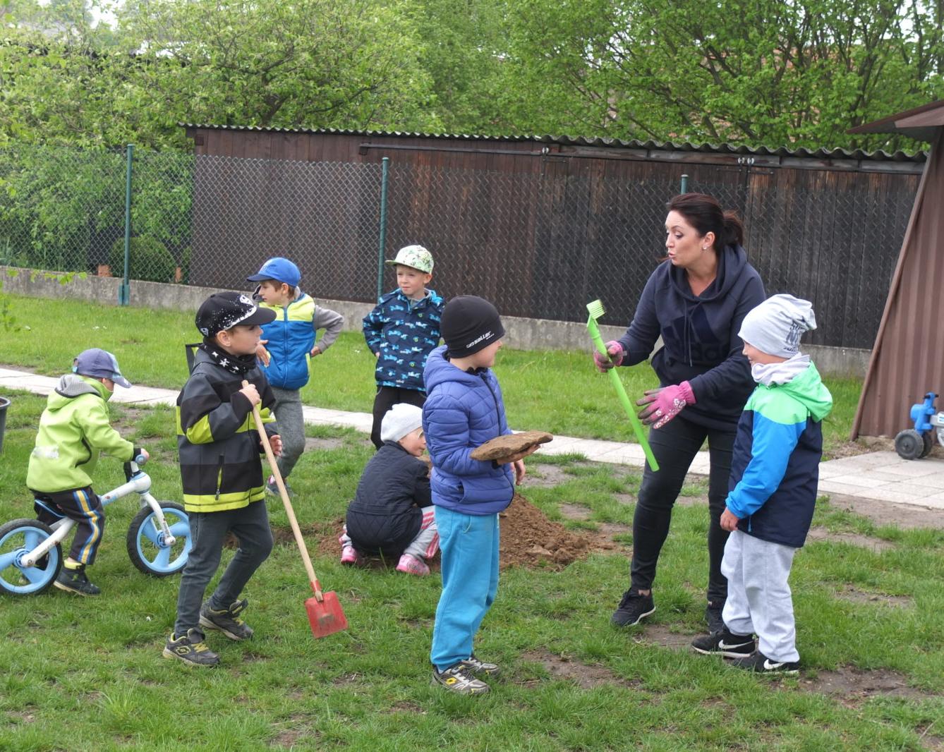 Sázení keříků s rodiči - 31