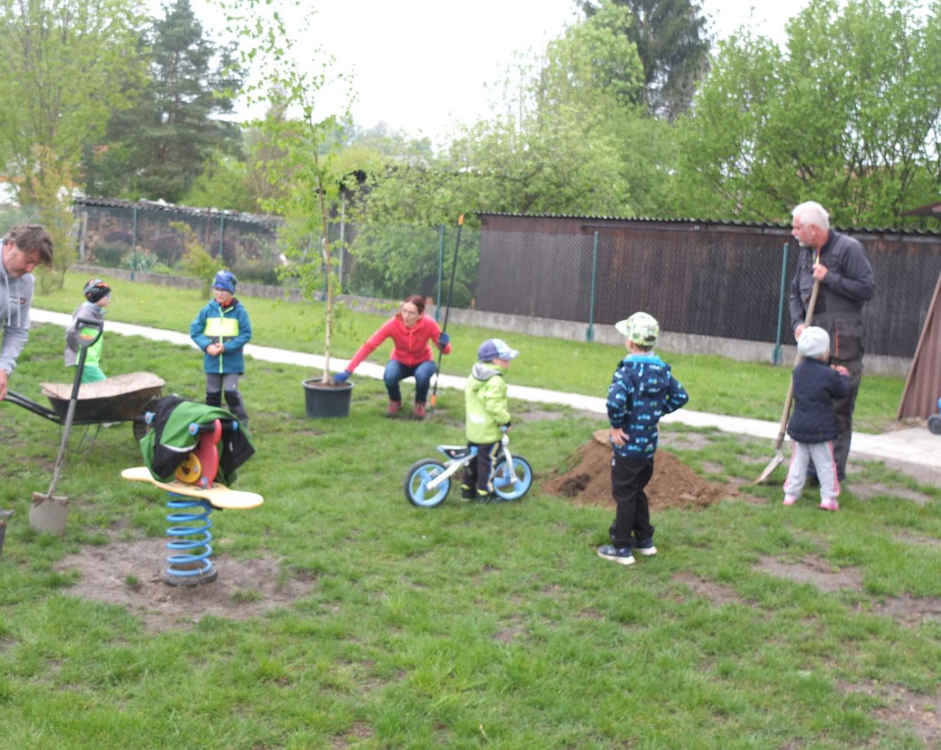 Sázení keříků s rodiči - 32