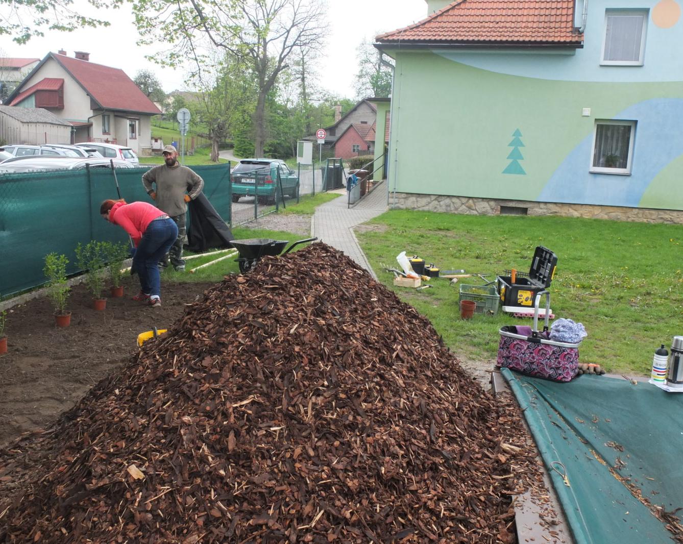 Sázení keříků s rodiči - 37