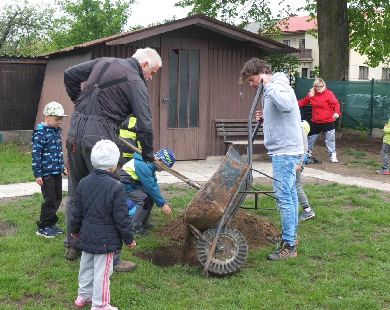 Sázení keříků s rodiči - 38