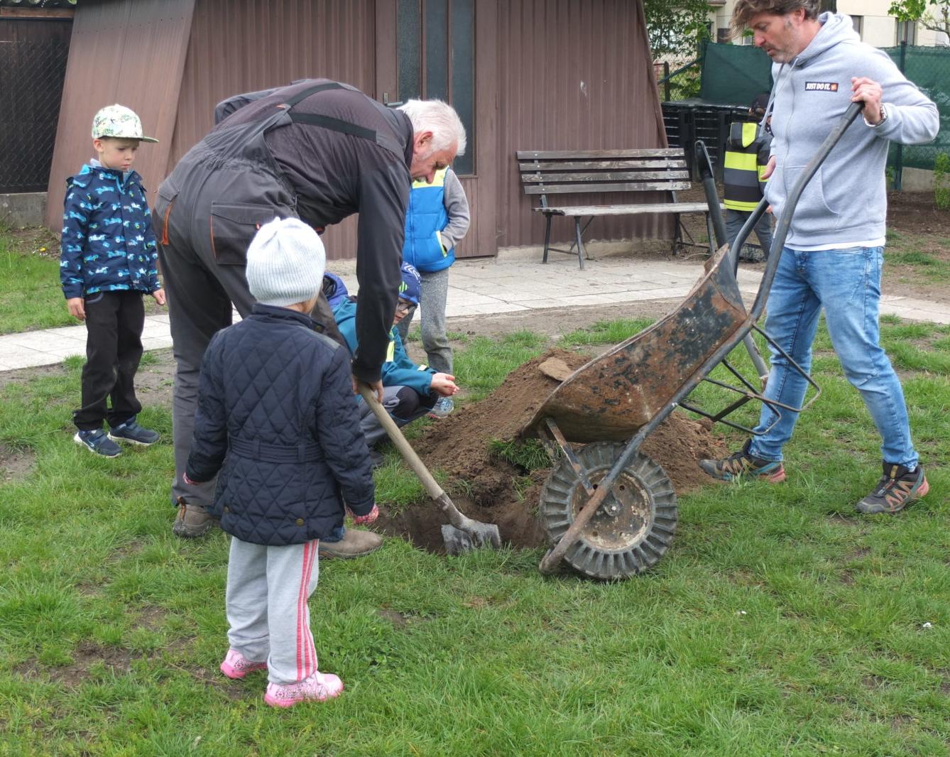 Sázení keříků s rodiči - 39