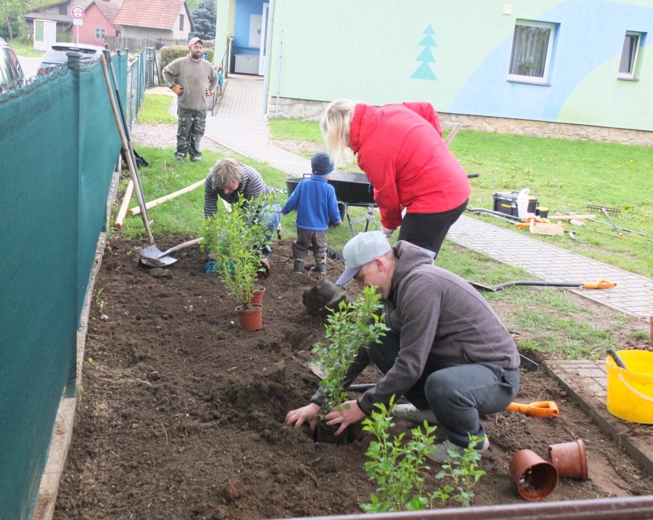 Sázení keříků s rodiči - 41