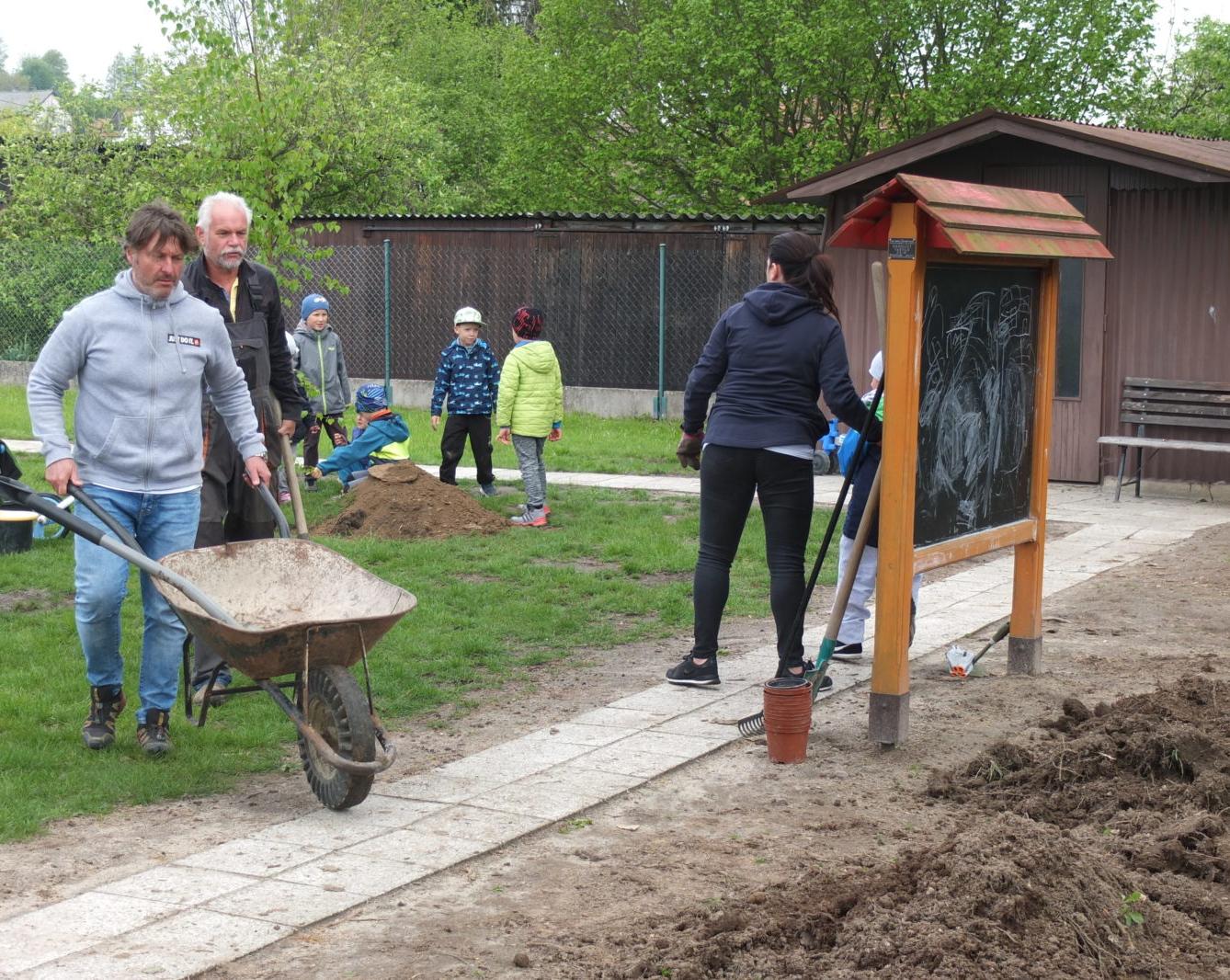 Sázení keříků s rodiči - 43