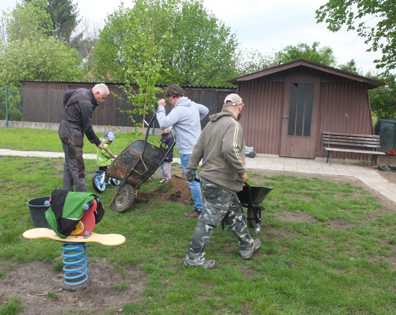 Sázení keříků s rodiči - 46