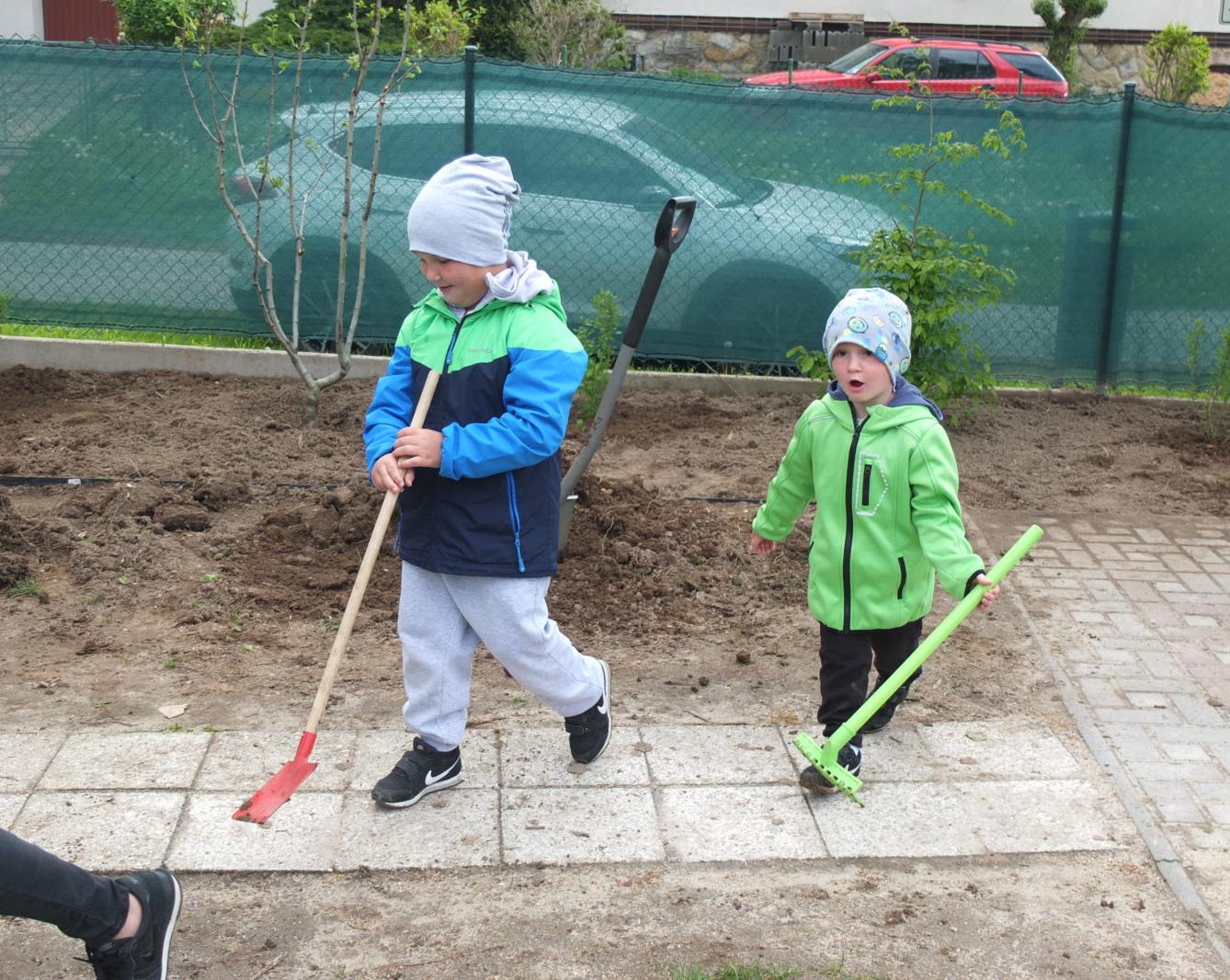 Sázení keříků s rodiči - 47