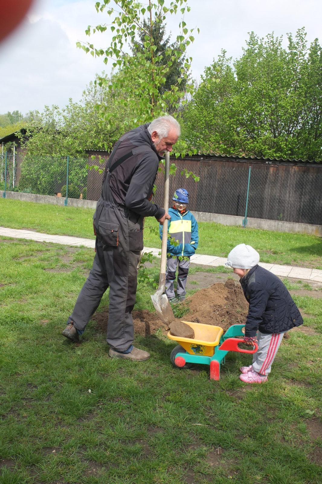 Sázení keříků s rodiči - 49
