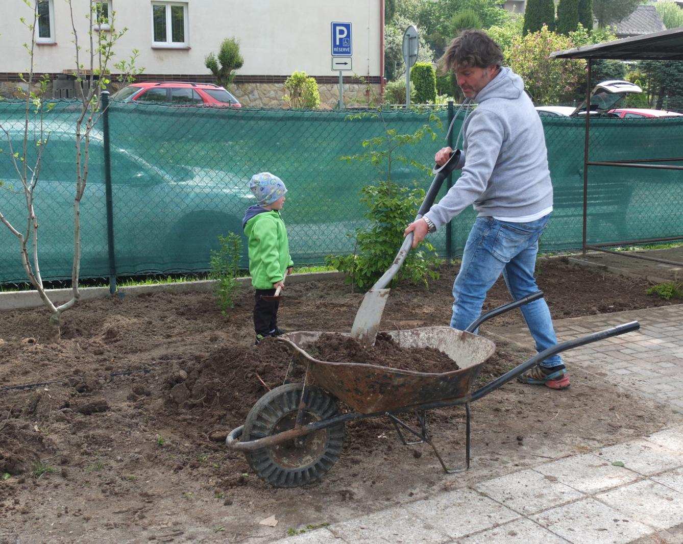 Sázení keříků s rodiči - 51