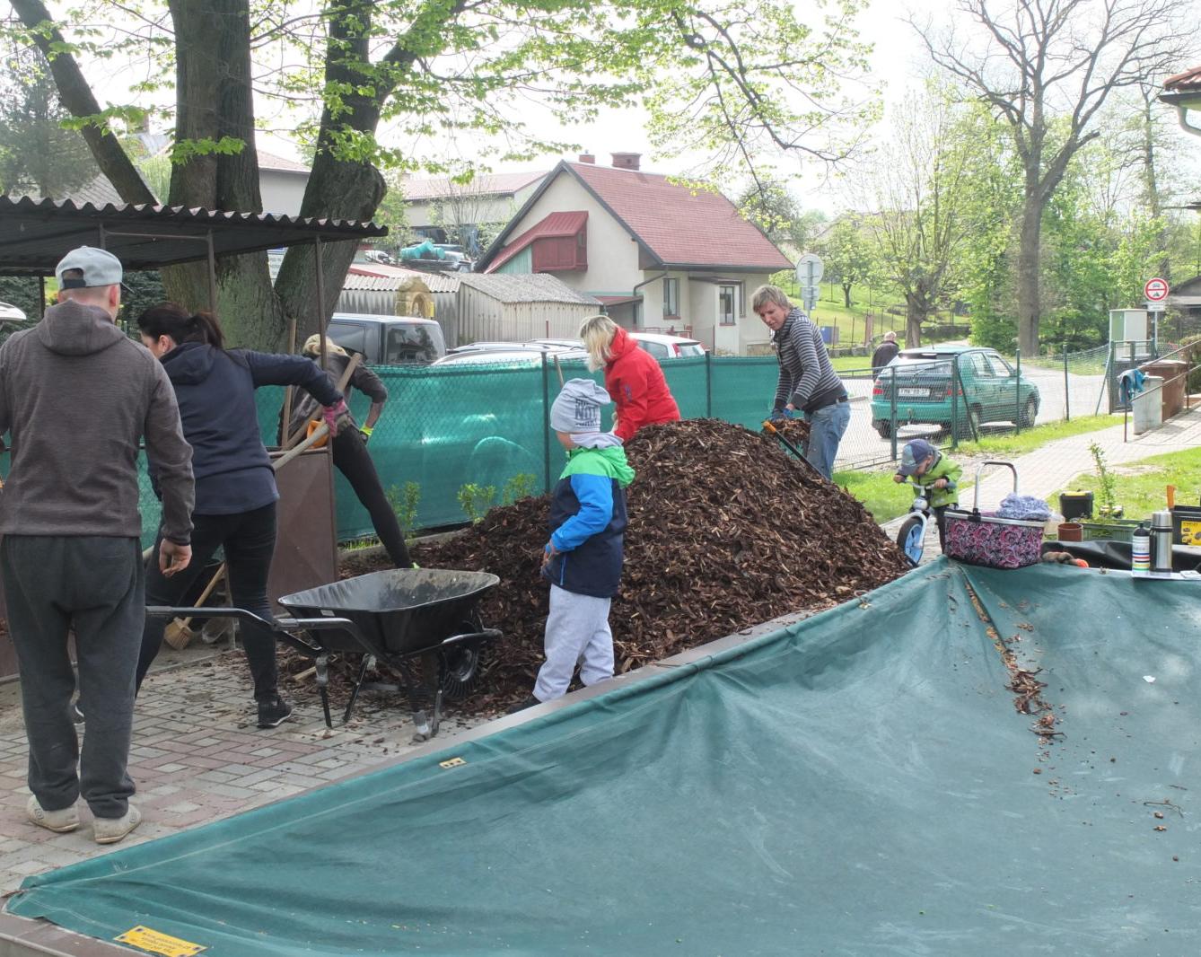 Sázení keříků s rodiči - 52