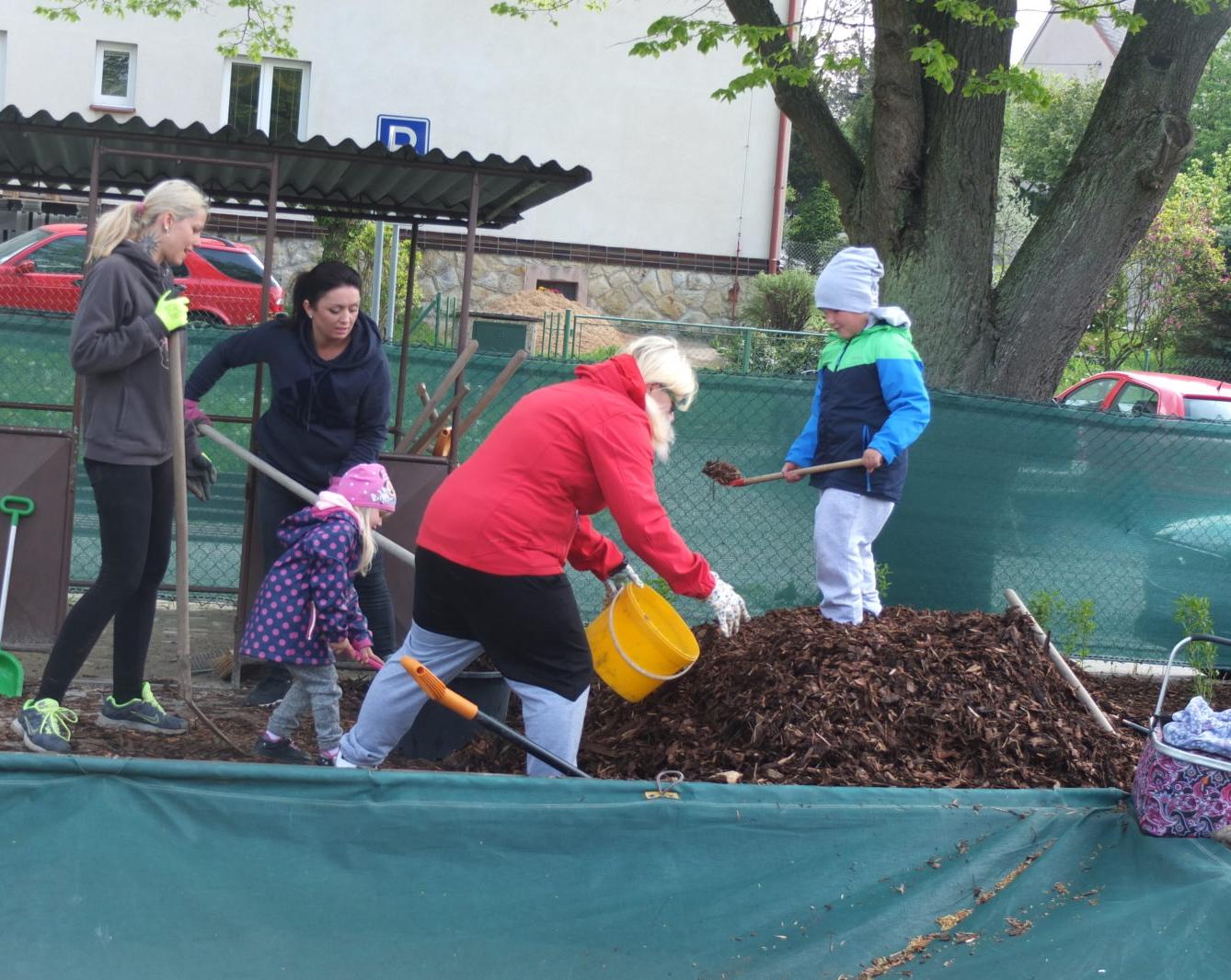 Sázení keříků s rodiči - 55