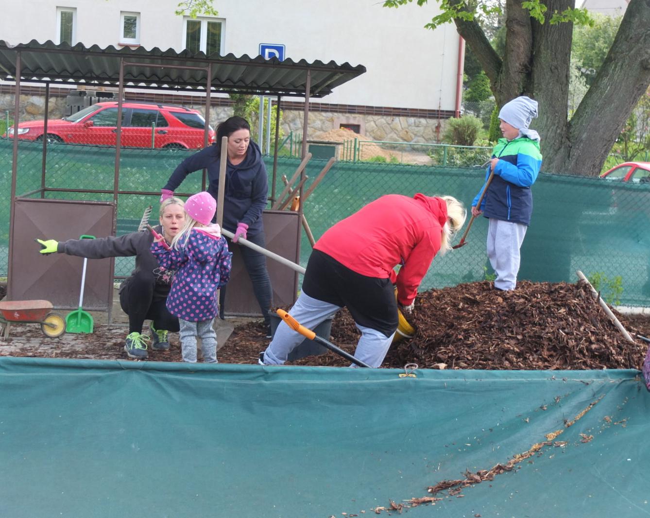 Sázení keříků s rodiči - 56