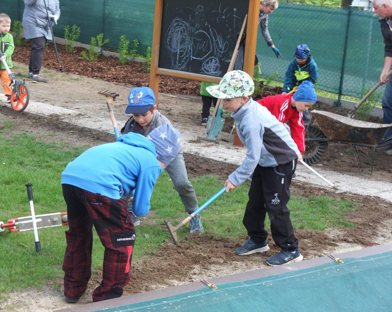 Sázení keříků s rodiči - 57