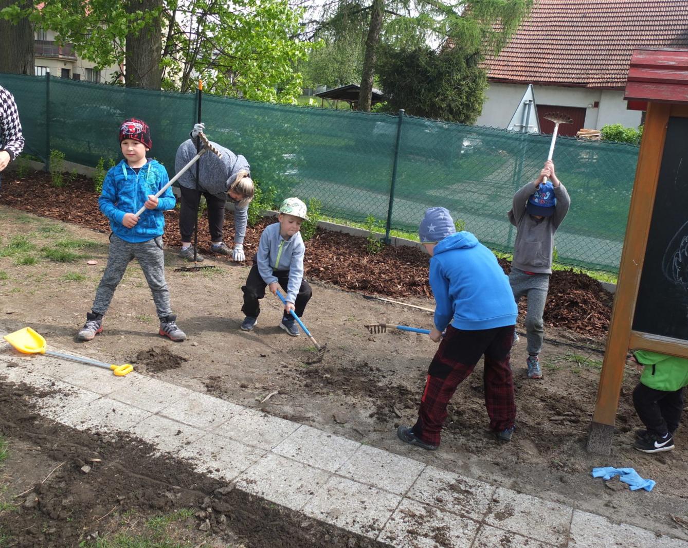 Sázení keříků s rodiči - 59