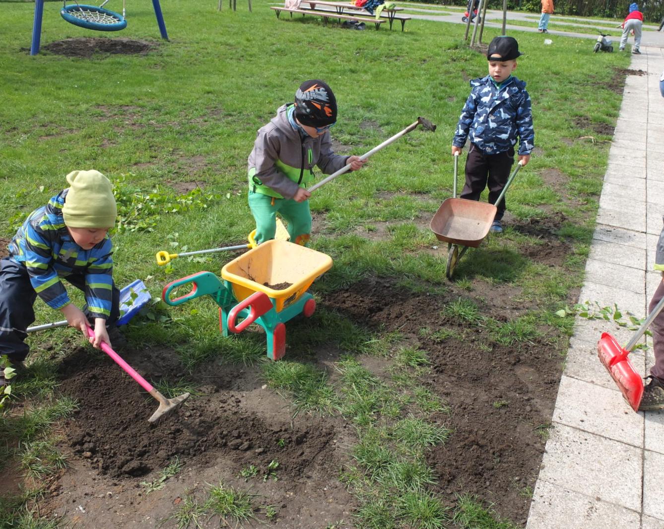 Sázení keříků s rodiči - 60