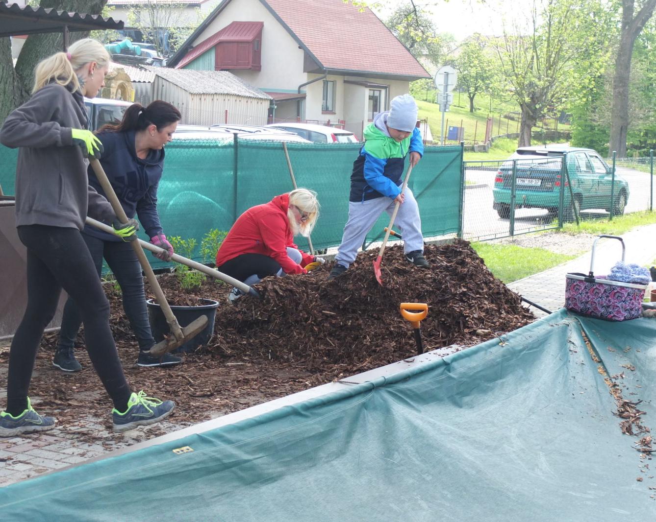 Sázení keříků s rodiči - 61