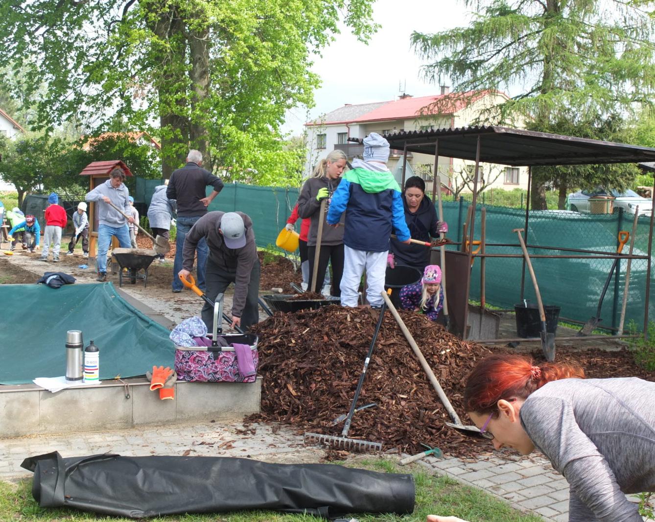 Sázení keříků s rodiči - 63