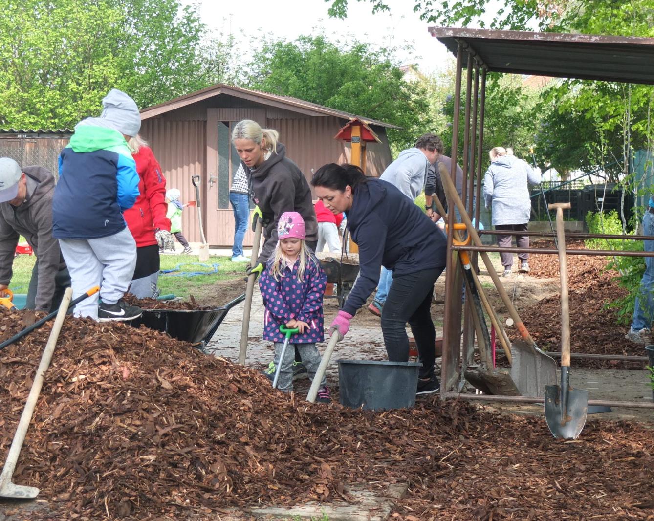 Sázení keříků s rodiči - 64
