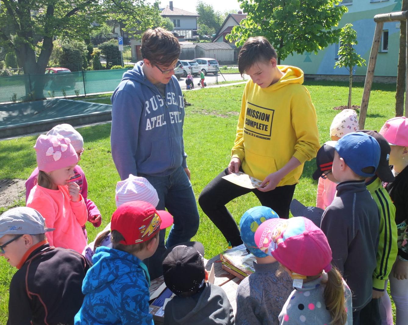 Tvorba hmyzích domečků s deváťáky - 1