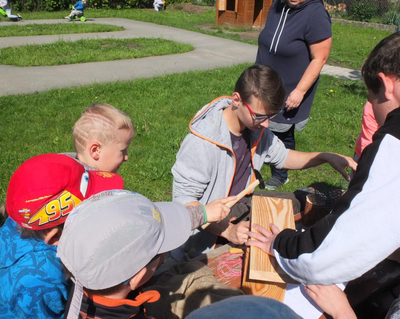 Tvorba hmyzích domečků s deváťáky - 11