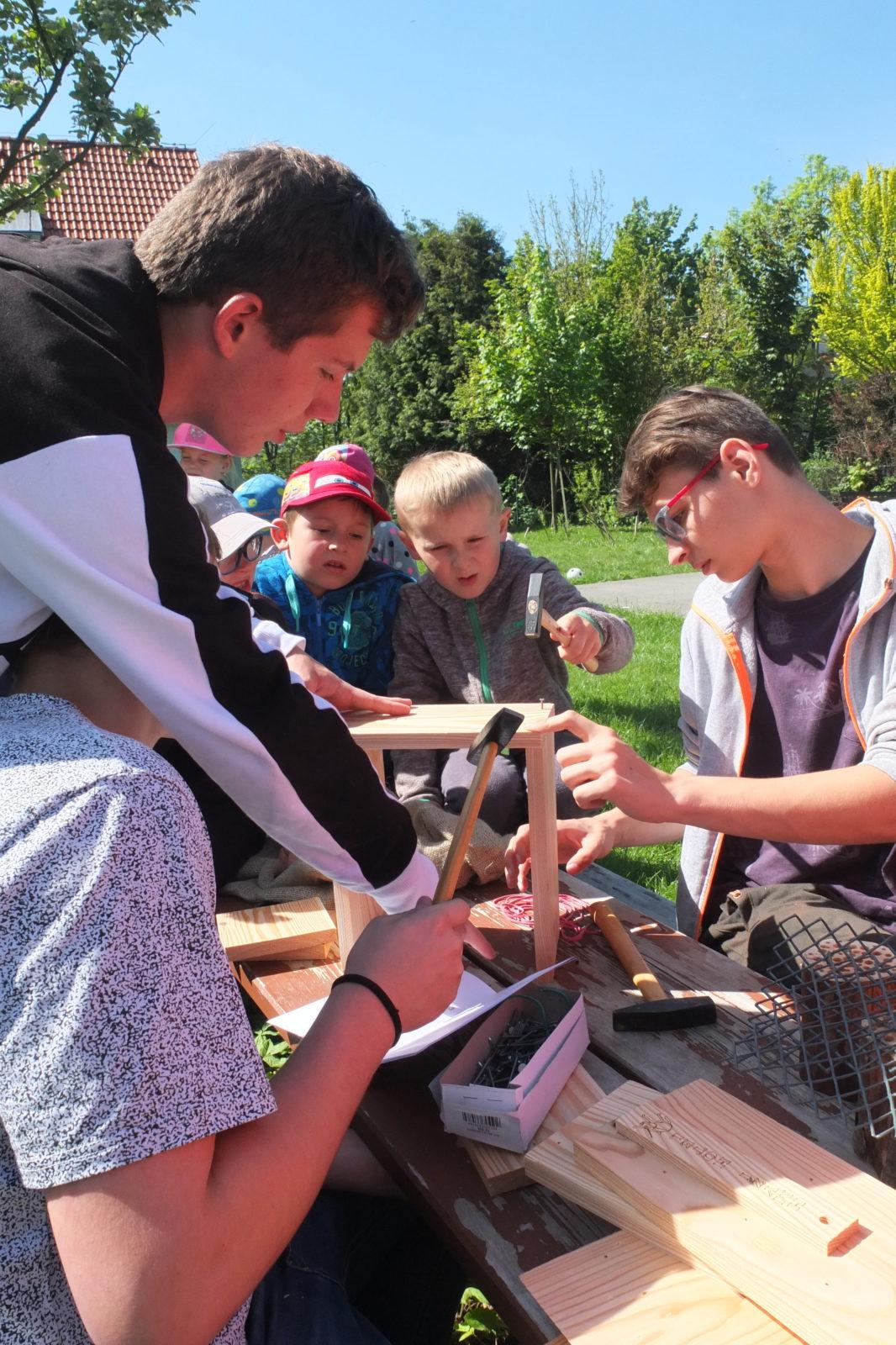 Tvorba hmyzích domečků s deváťáky - 13