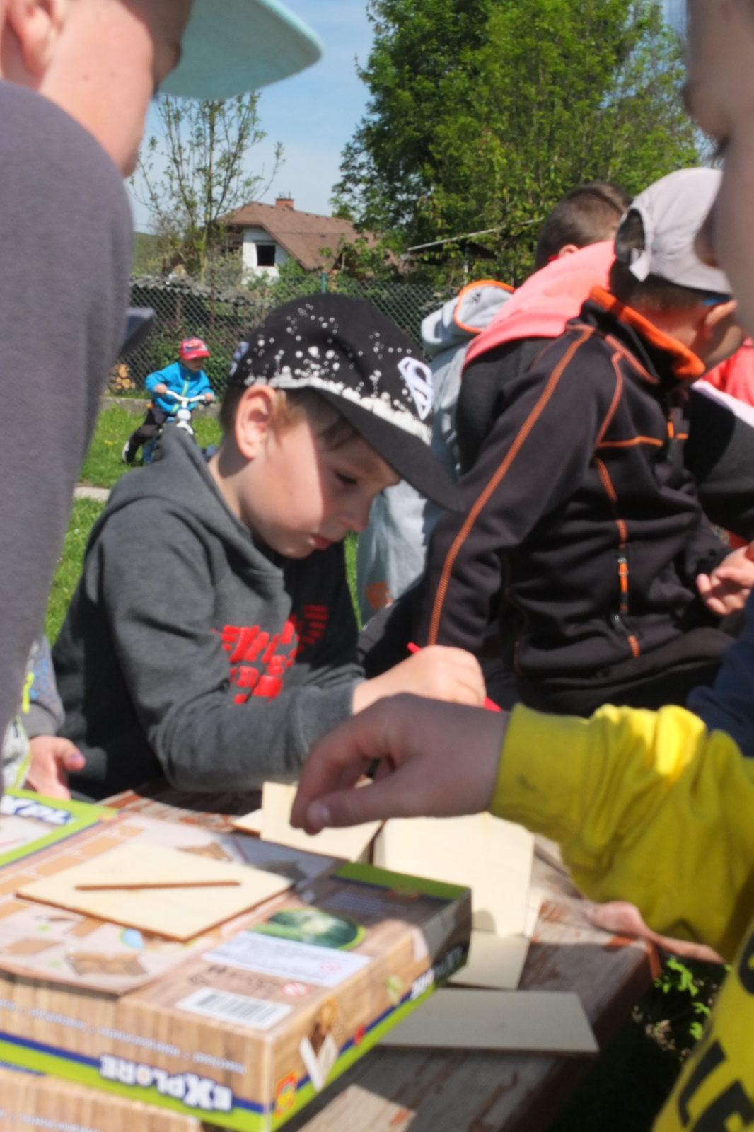 Tvorba hmyzích domečků s deváťáky - 16