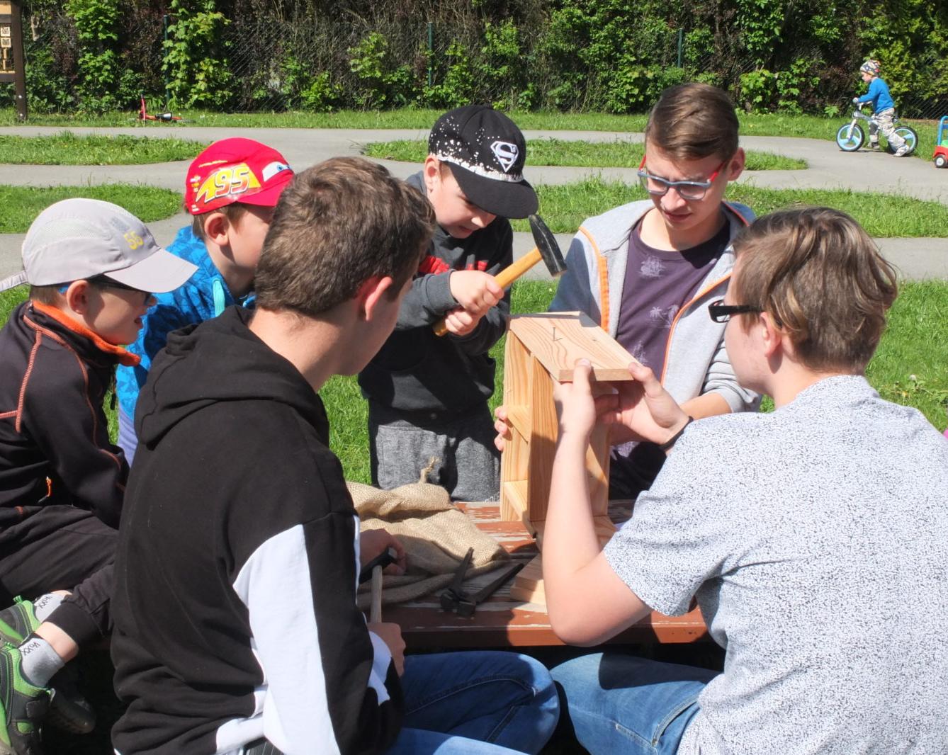 Tvorba hmyzích domečků s deváťáky - 29