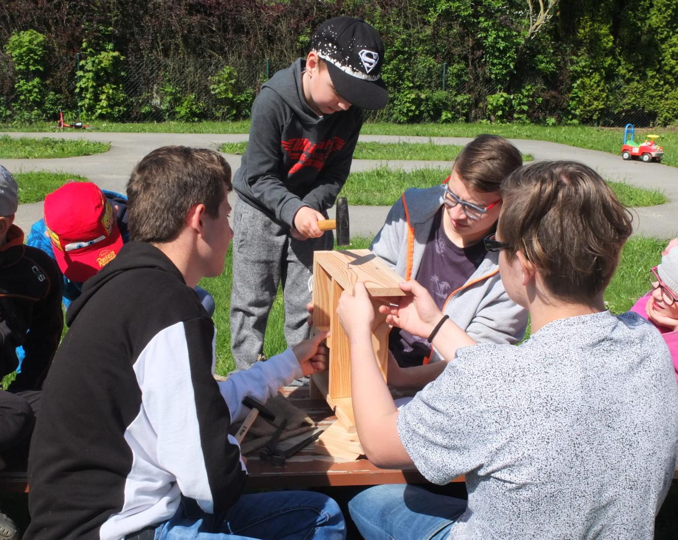 Tvorba hmyzích domečků s deváťáky - 30