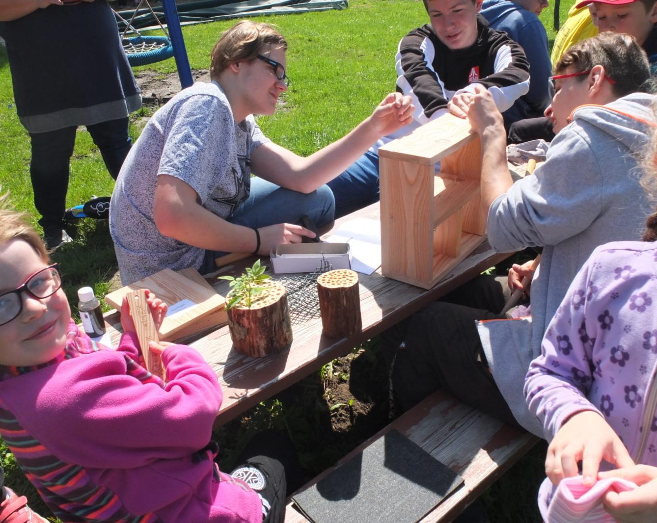 Tvorba hmyzích domečků s deváťáky - 34