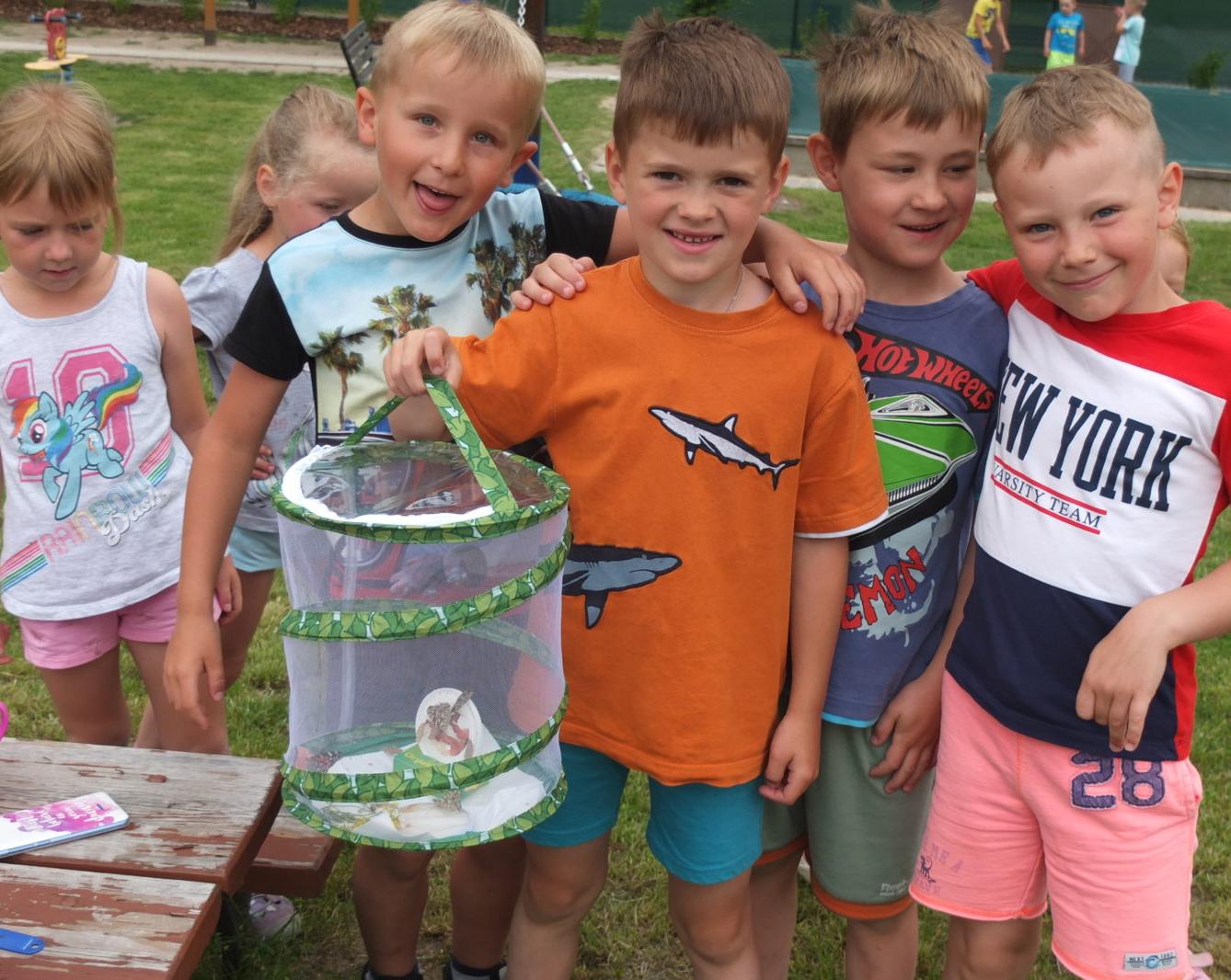 Kouzlo-přeměna housenek v kukly a vypouštění motýlků - 5