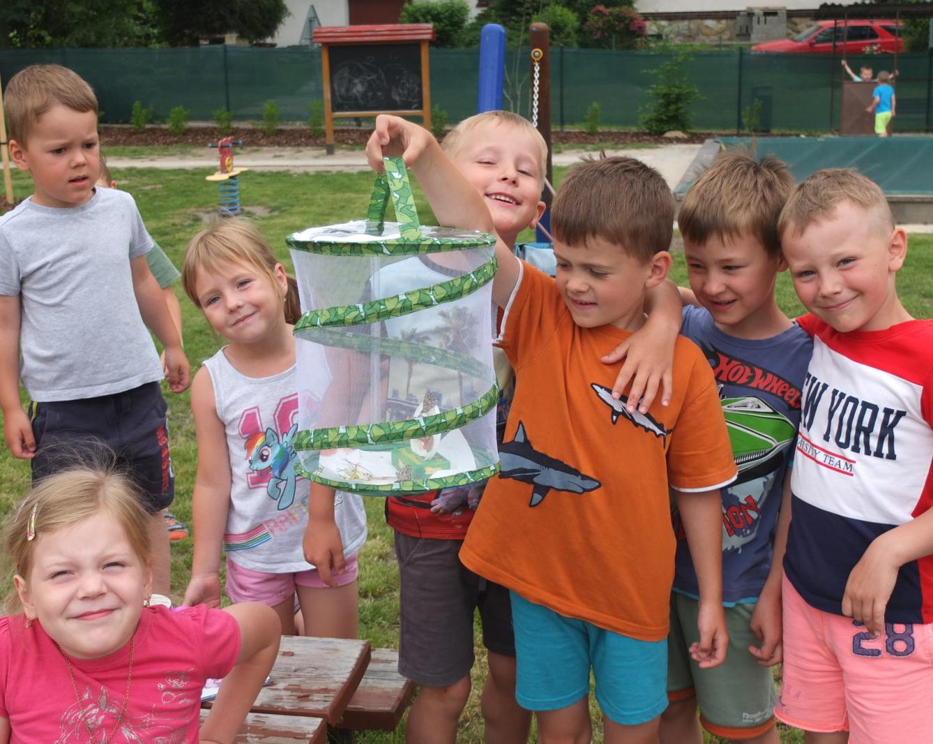 Kouzlo-přeměna housenek v kukly a vypouštění motýlků - 6