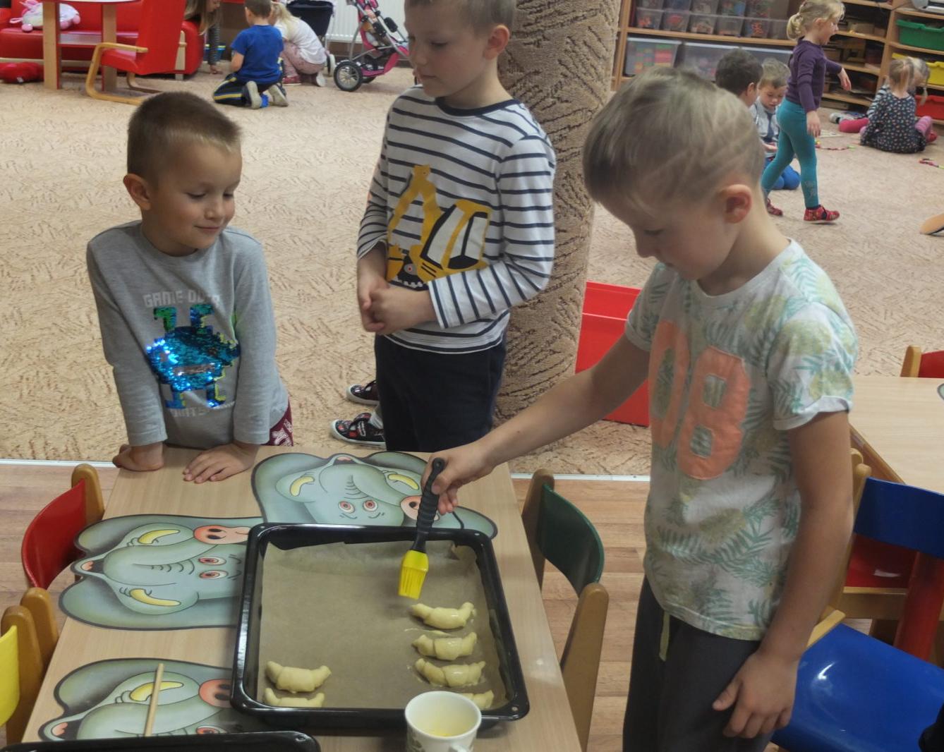 PEČENÍ SVATOMARTINSKÝCH ROHLÍČKŮ - 6