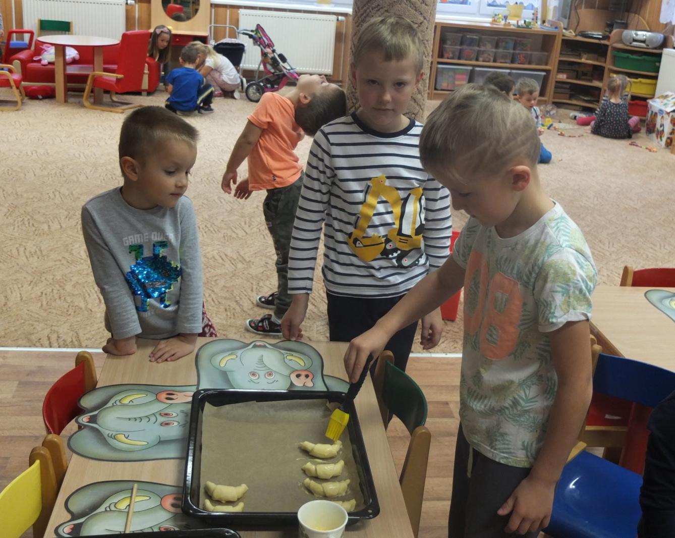 PEČENÍ SVATOMARTINSKÝCH ROHLÍČKŮ - 7