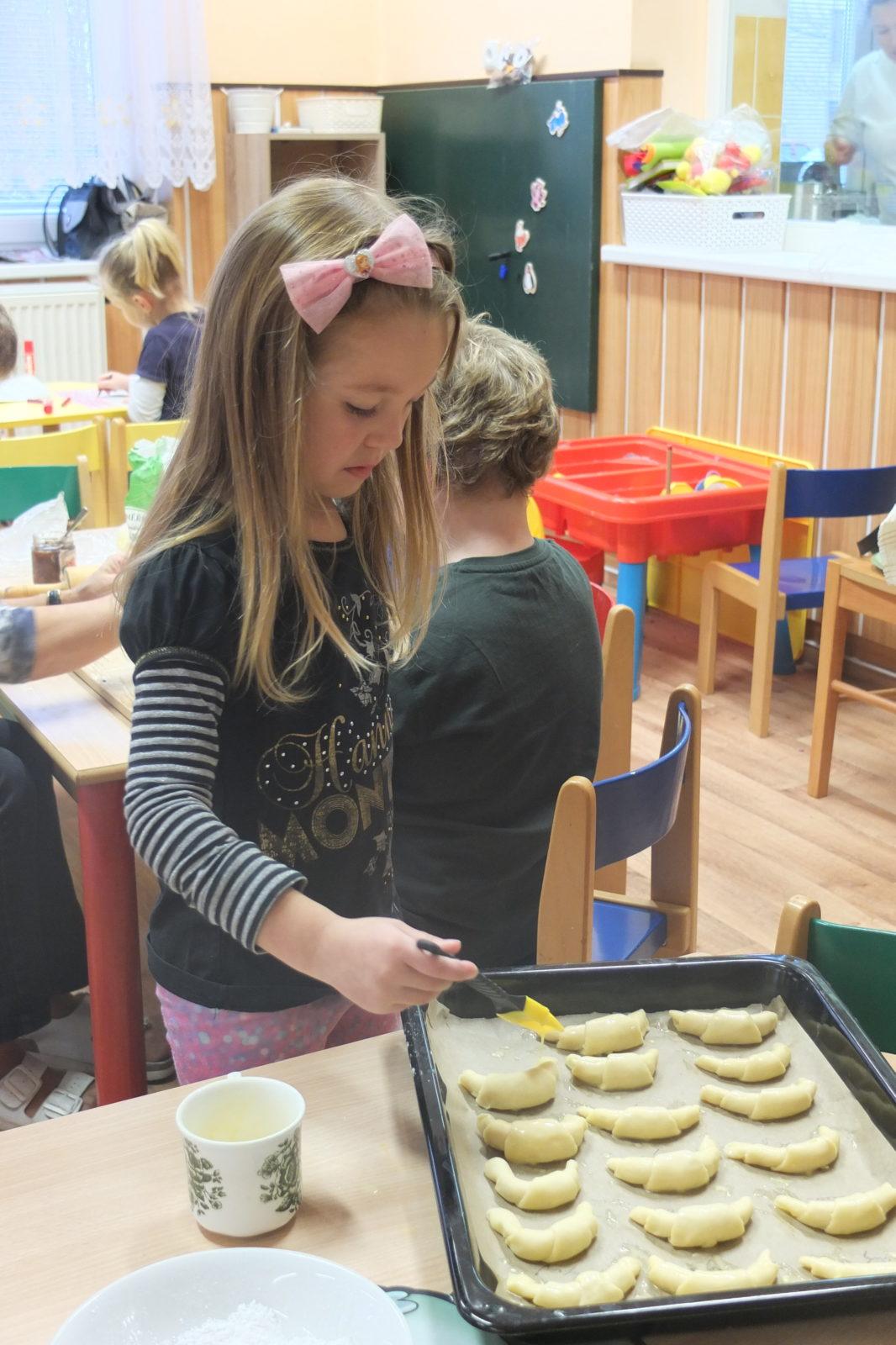 PEČENÍ SVATOMARTINSKÝCH ROHLÍČKŮ - 34