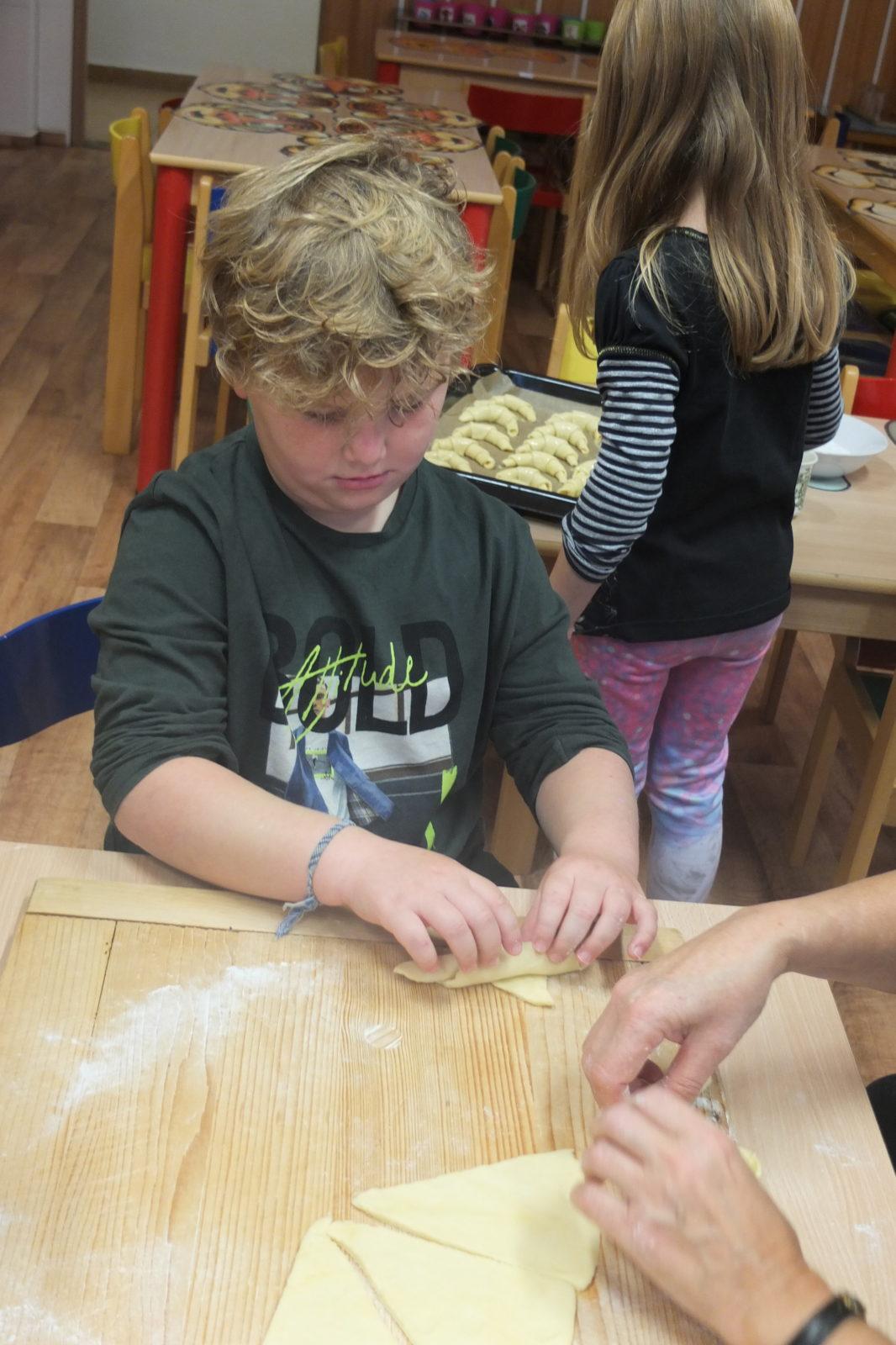 PEČENÍ SVATOMARTINSKÝCH ROHLÍČKŮ - 35